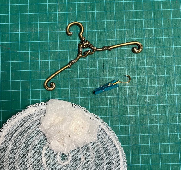 hangers for 16" tonner dolls